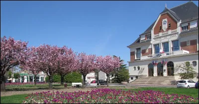 Ville du département de lEssonne, bordée par l'Orge, connue pour avoir été le lieu d'implantation du premier hypermarché Carrefour en 1963, peuplée de 36 000 habitants :