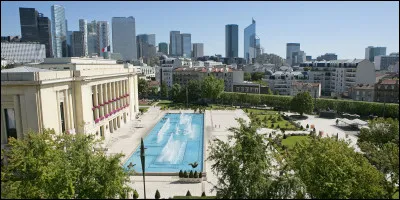 Ville du département des Hauts-de-Seine, située sur la rive gauche de la Seine, peuplée de 45 000 habitants :