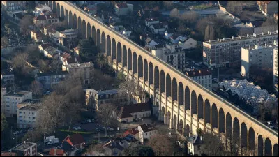 Ville du département du Val-de-Marne, située au sud de Paris dans vallée de la Bièvre, peuplée de 35 000 habitants :