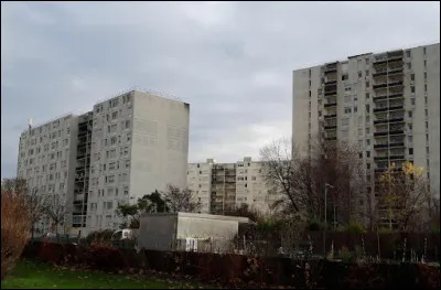 Ville de la Seine-Saint-Denis, située dans le nord-est du département ; restée longtemps un village, elle a connu un développement démographique spectaculaire avec notamment le quartier des Beaudottes ; elle compte aujourd'hui 51 000 habitants :