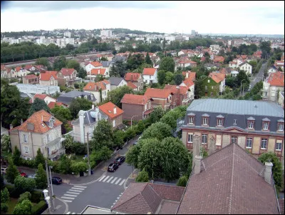 Ville du département de la Seine-Saint-Denis, située à l'est de Paris, peuplée de 30 000 habitants :