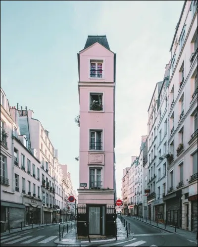 Au nord du quartier du sentier, le surplomb du carrefour Strasbourg  St-Denis abrite l'un des immeubles les plus fins de Paris dont les étroites pièces mesurent à peine 2 mètres de large. C'est la pointe Trigano renommée ainsi depuis 2001. 
Pourquoi d'après-vous ?