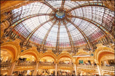 Composée de faisceaux formant une immense fleur de vitraux érigés dans le style Art nouveau, la majestueuse coupole des Galeries Lafayette a retrouvé, après de longs travaux, une beauté étincelante. 
À quand remonte l'inauguration de ce joyaux architectural qui fascine toujours autant le visiteur ?