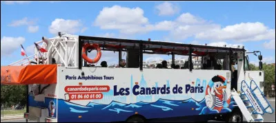 Une première à Paris pour "Marcel le Canard". En route pour les plus beaux endroits, du Pont Alexandre III à l' Arc de Triomphe en passant par le Grand Palais ou encore la tour Eiffel, etc.,deux heures que vous ne pourrez oublier. 
Mais qui est donc Marcel le Canard ?