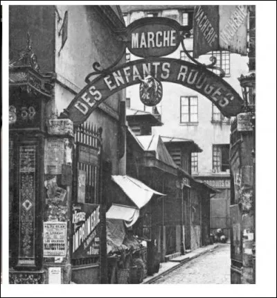 Classé monument historique depuis le 8 mars 1982, le Marché des Enfants-Rouges situé dans le Haut-Marais a bénéficié d'un coup de jeunesse qui lui a permis de redevenir un des marchés les plus prisés des Parisiens. 
D'où vient cette appellation "Le Marché des Enfants-Rouges" ?