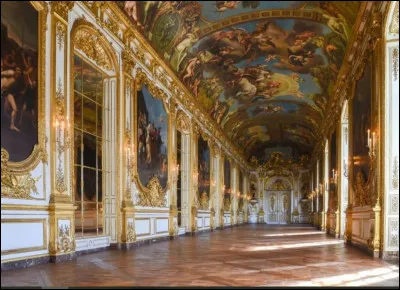 Construite en 1635 par Mansart, la galerie dorée de l'Hôtel de Toulouse présente une fresque qui évoque le règne de Louis XIII et la naissance de Louis XIV. Ses dorures et ses boiseries lui permettent de rivaliser avec la galerie des Glaces de Versailles. 
Qu'abrite-t-elle aujourd'hui ?