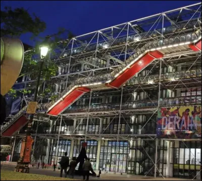Il ne laisse pas indifférent ses visiteurs le Centre Beaubourg situé dans le quartier des halles du 2e arrondissement. Son architecture, ses passerelles et ses tubes géants de couleurs lui ont valu quelques surnoms comme "usine à gaz", "hangar de l'Art", etc.
En quelle année a-t-il été inauguré par Valéry Giscard d'Estaing, alors le Président de la République ?