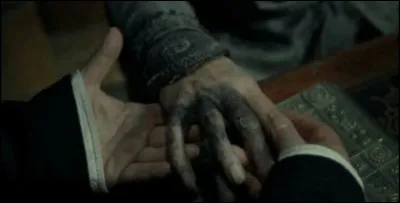 Pourquoi Dumbledore a-t-il la main noircie dans le tome 6 ?