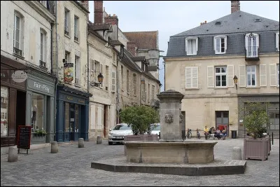 Allons sur la "place Henri IV", devant l'Hôtel-de-ville, en bordure des anciens remparts, dans cette petite ville historique aux rues pavées : nous sommes à ...