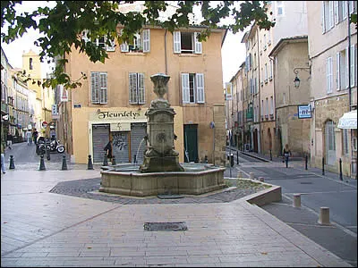 Rendons-nous "place des Tanneurs", petite place triangulaire située dans les vieux quartiers : dans quelle ville sommes-nous ?