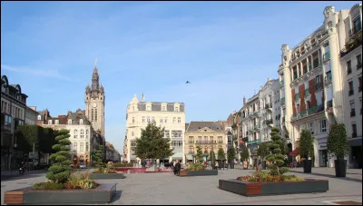Terminons notre voyage sur cette "place d'Armes", au croisement des principales rues du centre-ville : c'est à ...