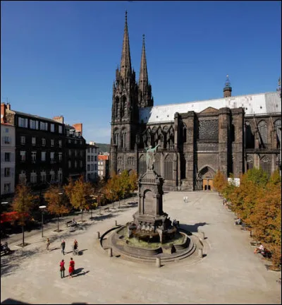 Allons maintenant "place de la Victoire", c'est le centre historique de la ville depuis l'Antiquité puisque le forum de la cité d'Augustonemetum était situé à l'emplacement actuel de la place. Dans quelle ville sommes-nous ?