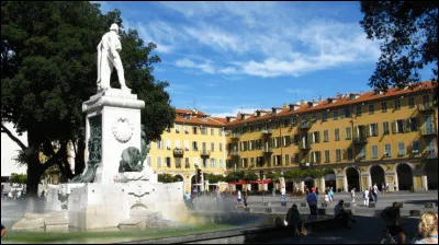 Allons "place Garibaldi", construite à la fin du XVIIIe siècle, elle est la plus ancienne grande place de la ville : nous sommes à ...