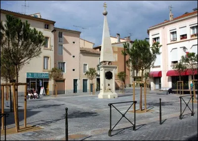 Retrouvons-nous "place du Forum", c'était le centre de la ville romaine ; on y arrive par la "rue Droite" qui reprend le tracé du "Cardo" et de la voie Domitienne. C'est à ...