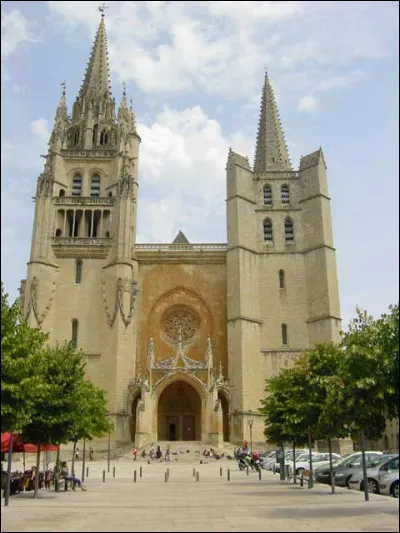 Rendons-nous "place Urbain V", du nom du pape du XIVe siècle, né dans la région ; elle se trouve devant la cathédrale de la ville. Nous sommes à ...