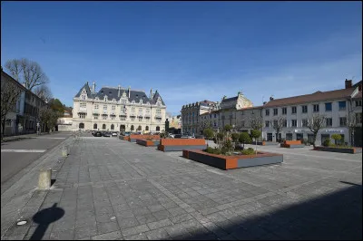 Cette "place Reggio", au centre de la ville basse, ne se trouve pas, contrairement à ce que vous pourriez penser, dans une ville du sud, mais à ...
