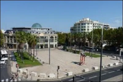 Allons "place de Catalogne", vaste place en bordure du centre historique de ...