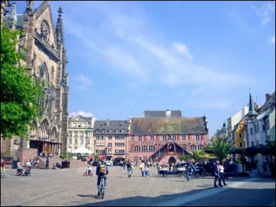Allons dans une autre région et retrouvons-nous "place de la Réunion", place centrale de la vieille ville, nommée ainsi en l'honneur du rattachement de la ville à la France. Nous sommes à ...