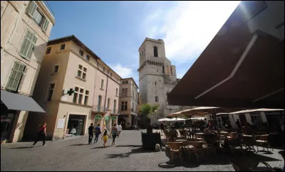 Allons "place aux Herbes", située devant la cathédrale et ornée d'une fontaine. C'est à ...