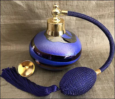 En parfumerie, une poire est un soufflet qui permet de pulvériser les...