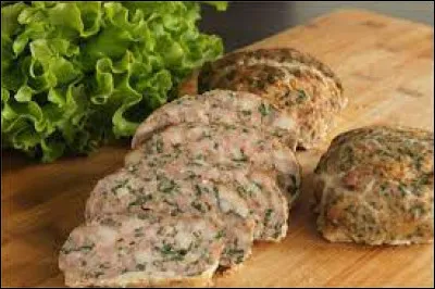 La préparation culinaire sur la photo s'appelle la caillette ardéchoise.