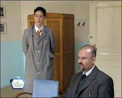 Monsieur Navaron est-il le surveillant g&eacute;n&eacute;ral ?