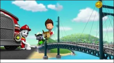 Que se trouve-t-il dans le camion citerne accidenté au début du film ?