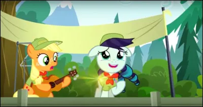 "Equestria, terre d'amitié" : ... Notre drapeau flotte tout là-haut, tout poney s'en rejouit. Equestria, terre des amis. Terre d'accueil et de joie. Car l'amitié nous réunit et je m'y sens chez moi.
