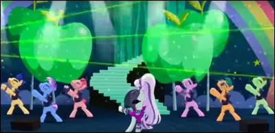 "Strass et paillettes" : Strass et paillettes, c'est la fête...