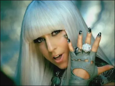 Comment s'appelle la chanteuse de "Poker Face" ?