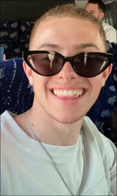 Quelle est la figurine qui se trouve dans le studio de Michou ?