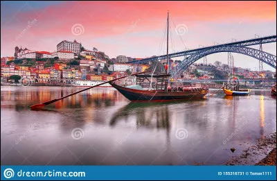 Qui est le réalisateur du long-métrage intitulé "Le Pont de la Rivière Kwaï" ?