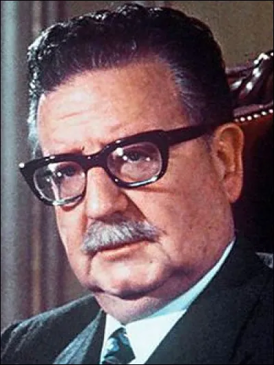 Qui est ce Salvador, président de la République du Chili du 3 novembre 1970 au 11 septembre 1973 date où il se suicide dans le palais de la Moneda pour échapper à la junte militaire du général Pinochet ?
