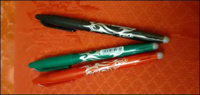 Complétez : ... des stylos.