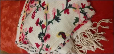 Complétez : ... une écharpe.