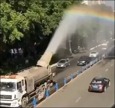 N'oublions pas qu'il reste malgr&eacute; tout bien d'autres p&eacute;rils : regardez cette sc&egrave;ne hallucinante dans une rues de France ! Que se passe-t-il ?