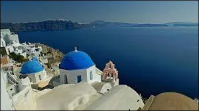 Dans quel mer se situe l'île de Santorin ?