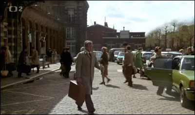 Dans quelle ville Belmondo sort-il de la gare dans "Le corps de mon ennemi" ?