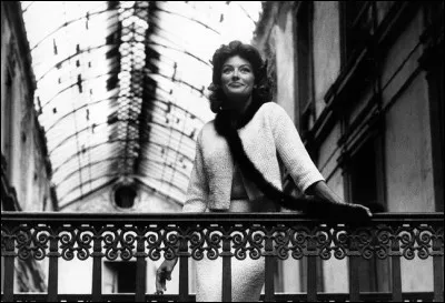 Dans quel film voit-on Anouck Aimée à Nantes dans le passage Pommeraye ?