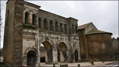 Fondée par les Romains au début du règne d'Auguste, Augustodunum est qualifiée de "soeur et émule de Rome" ; c'est la capitale gallo-romaine des Éduens en remplacement de Bibracte et l'un des grands centres du pouvoir romain en Gaule.