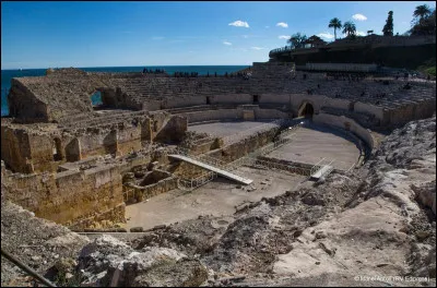 Fondée comme comptoir carthaginois, conquise par les Romains lors de la IIe guerre punique, elle devient la capitale de la province romaine qui recouvrait une grande partie de la péninsule ibérique. Elle a été la résidence d'Auguste, de Galba et d'Hadrien lors de leurs déplacements en Espagne.
