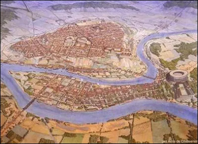 Créée par Rome en 43 av J-C, elle devient, grâce à sa position stratégique, la capitale des Gaules. C'est une ville prospère, aux nombreux monuments ainsi qu'un centre politique, religieux et commercial important.