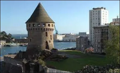 Dans quel d&eacute;partement se situe la ville de Brest ?