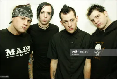 Parmi ces personnes, qui n'est pas membre du groupe ?