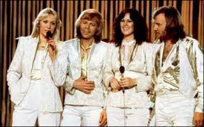 Avec quelle chanson ABBA gagne-t-il l'Eurovision en 1974 ?