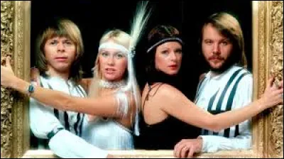 Complétez le titre d'un célèbre single de ABBA : "Dancing...
