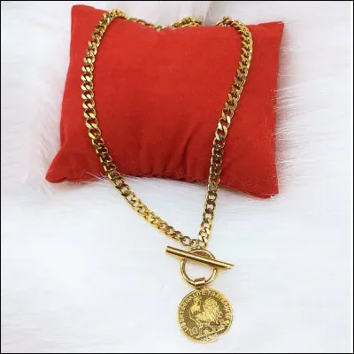 Qui a offert le collier de « tp » ? ?