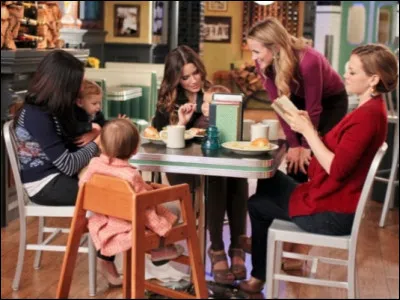 Comment s'appelle le caf&eacute; de la m&egrave;re de Lucas ?