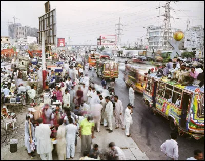 Quelle est cette ville, la plus grande du Pakistan, capitale économique et financière du pays, l'une des villes les plus peuplée au monde avec 15 millions d'habitants ?
