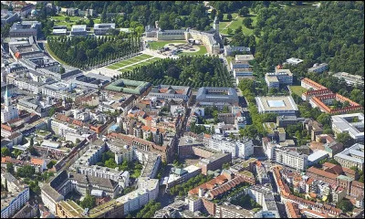 Quelle est cette ville d'Allemagne du Bade-Wurtemberg, siège du Tribunal constitutionnel fédéral et de la Cour fédérale de justice ?